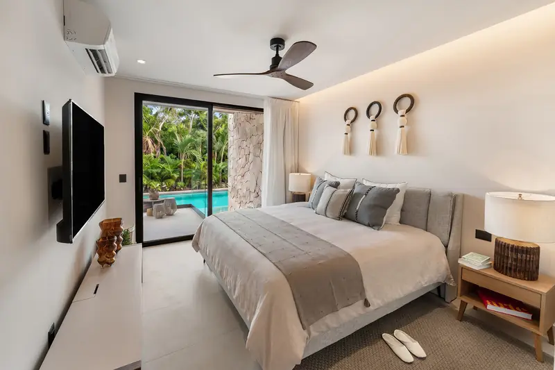 Recámara principal con cama king, buró y ventilador de techo