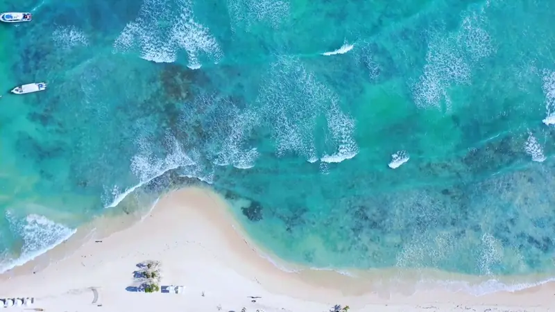 Vista aérea del mar Caribe turquesa y la playa