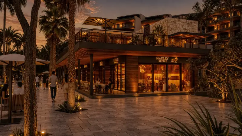 Plaza comercial al atardecer con restaurantes y palmeras